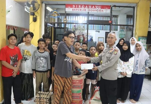 Polri Ulurkan Tangan Untuk Sesama, Bakti Sosial di Panti Asuhan Yatim Piatu Nuruz Zahroh