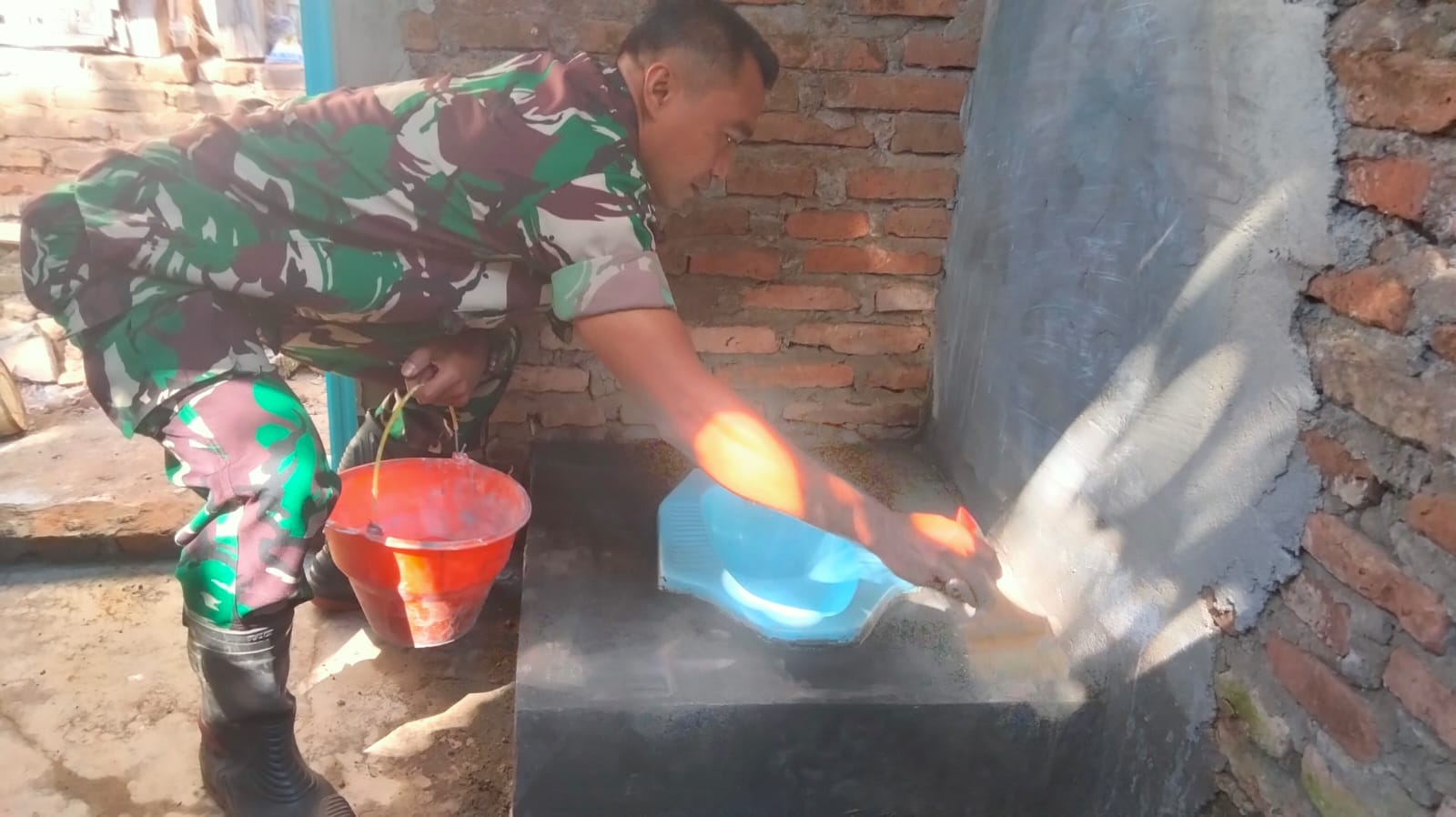 Tingkatkan Sanitasi Sehat, Babinsa Koramil 0808/11 Binangun Gotong Royong Buat Jamban Warga